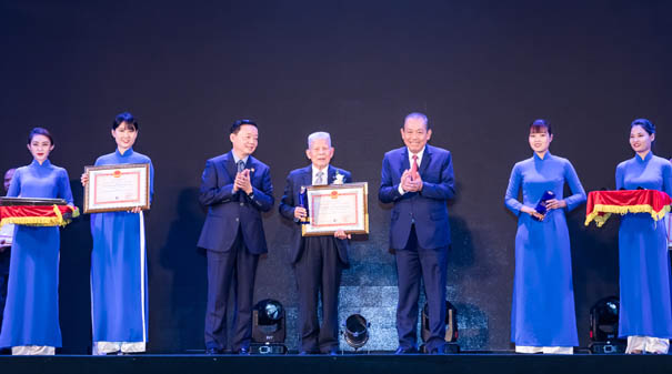 Hội[-]đồng[-]Cây[-]Di[-]sản[-]Việt[-]Nam[-]nhận[-]Giải[-]thưởng[-]Môi[-]trường[-]Việt[-]Nam